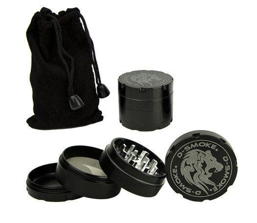 D-SMOKE HQ 4-Parts Grinder Black incl. Velvet Bag - Waterpijp-bong.nl